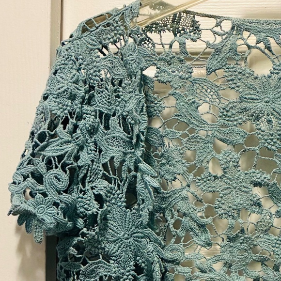 XS Cropped Floral Lace Shortsleeved Shrug - Picture 2 of 6